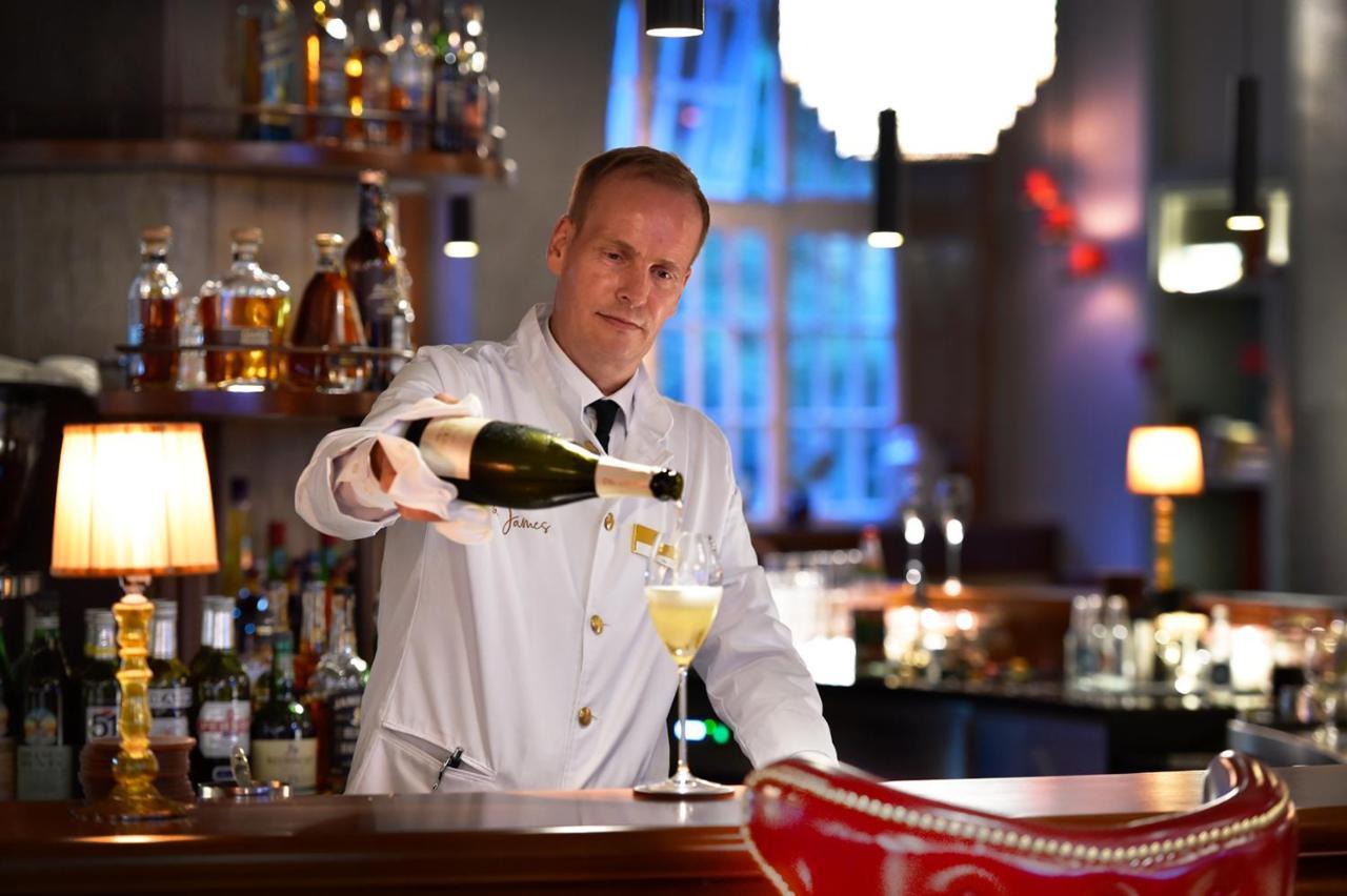 Das James Фленсбург Екстер'єр фото A bartender at work